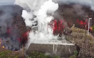 Cronaca diretta ERUZIONE del VULCANO CUMBRE VIEJA a La Palma, la LAVA DISTRUGGE TUTTO e sta per raggiungere il MARE. Video