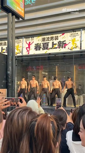 杭州四季青服装批发市场举办男团特色演出。要是我在现场，我也会围观。
