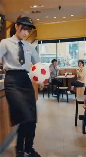 マクドナルドでリフティングを注文する女子高生