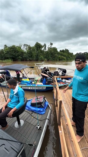 We found a brand new deck in the middle of the Pantanal and stopped to cook lunch.