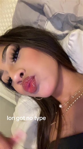 Latina Makeup Tutorial: Fine Papas and Glitter Lips