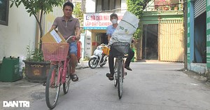 Hai người đàn ông khá giả đi nhặt ve chai, ít ai ngờ về mục đích