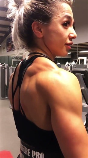 INSANE Traps Flexing! Female Bodybuilder Muscle Control