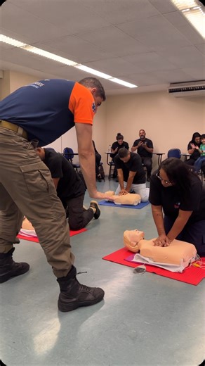 Curso APH/ SOCORRISTAS on Instagram: "“Stayin’ Alive” dos Bee Gees é frequentemente usado como uma ferramenta de treinamento para reanimação cardiopulmonar (RCP) devido ao seu ritmo de 103 batidas por minuto, que se aproxima da frequência recomendada de 100-120 compressões torácicas por minuto durante a RCP. A música ajuda a manter um ritmo adequado para as compressões, auxiliando socorristas a realizar a técnica corretamente. RCP e “Stayin’ Alive”: Ritmo: A música tem um ritmo de aproximadament