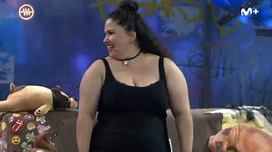 Cuando todas las partes se ponen de acuerdo para reírse de una gilipollez. Aquí somos todos cómplices, nosotros, público y Laura Galán. Dirás "menuda chorrada", pero es que efectivamente es una chorrada, pero graciosa. | La Resistencia por Movistar Plus
