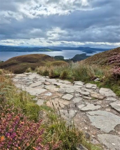 ⛰️ Conic Hill, overlooking the stunning Loch Lomond, is a must-visit for anyone who loves hiking and breathtaking views! 🌿✨ Would you hike to the top to enjoy that magical Scottish panorama? 💙 #LochLomond #ConicHill #Scotland #NatureLovers #fblifestyle | Amazing Scotland