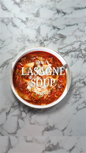 𝑬𝒎𝒎𝒂 | 𝑬𝒓𝒏ä𝒉𝒓𝒖𝒏𝒈 | 𝒐𝒏𝒍𝒊𝒏𝒆 𝑪𝒐𝒂𝒄𝒉𝒊𝒏𝒈 | 𝑨𝒃𝒏𝒆𝒉𝒎𝒆𝒏 on Instagram: "Lasagne… aber make it a soup 🍲✨ - 🧄 Lasagnesuppe (für 4 Portionen) Zutaten: • 500 g gemischtes Hackfleisch • 1 große Zwiebel • 1 rote Paprika • 1 Karotte • 8 Lasagneblätter (in Stücke gebrochen) • 700 ml passierte Tomaten • 700 ml Gemüsebrühe • 2 EL Crème fraîche • 100 ml Kochsahne (zum Garnieren) • 1 EL Paprikapulver (edelsüß) • 1 EL italienische Kräuter • Frische Petersilie (gehackt) • Salz & Pfeff