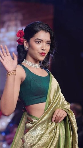 This Saree Look Turned Every Head 🔥 Elegant Runway Walk | The Art of Walking in a Saree #shorts