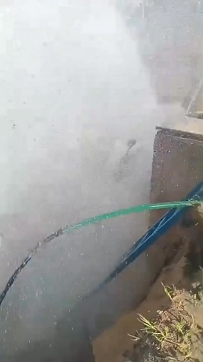 Impactante explosión en planta de aguas en Echeverría, Paraná Un momento impresionante y, sobre todo, ¡milagroso! Los operarios salieron ilesos tras la explosión de un caño de 750 mm de alta presión mientras realizaban tareas programadas en la red de agua potable. Ocurrió cuando una válvula presurizadora no funcionó correctamente, provocando la expulsión repentina de agua vaporizada. Afortunadamente, los trabajadores solo sufrieron lesiones leves y fueron atendidos por precaución | Juan Cruz Vel