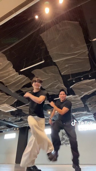 Learn the Trendy Butterfly Footwork Dance Tutorial | Too Bad Challenge