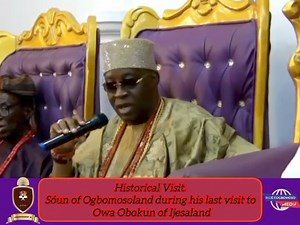 "A bond of unity, royalty and love: The Soun of Ogbomosoland visits the palace of the late Owa Obokun of Ijeshaland, demonstrating the strong ties between the two kingdoms. May the legacy of the late monarch of ijesha live on.. Credit: InsideOgbomoso | InsideOgbomoso