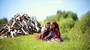 「Two Young Women Traditional Russian Clothes」の動画素材（ロイヤリティフリー）1030510919 | Shutterstock