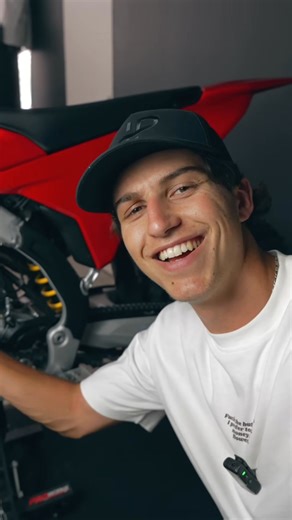 2.3K views · 12 reactions | La distribution desmodromique de Ducati expliquée simplement. Il reste curieux de voir si elle sortait bel et bien ses 64,5 chevaux annoncés. C'est hyper intéressant. DISPONBILE SUR YOUTUBE #Ducati #moteurs #moto #distribution #desmodromique | ANGUS | Facebook