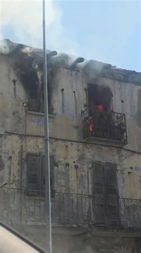 INCENDIO IN VALSUSA: IN FIAMME LE CASE ABBANDONATE LUNGO LA STRADA PROVINCIALE