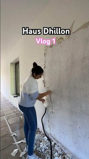 Tapete abkratzen 🤌🏼 Liebs! #hausdhillon #hausbau #renovation #haussanierung