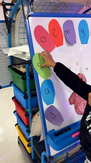 184K views · 845 reactions | Here's a fun and EASY cvc word activity for November! Prepping this took me less than 10 minutes. Students are segmenting sounds, spelling, and writing CVC words! The other students are spelling the words on their whiteboards! More Thanksgiving ideas: https://thekindergartensmorgasboard.com/2025/11/thanksgiving-research-project.html | Kindergarten Smorgasboard | Facebook