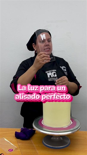 ¿Sabías cuál es la luz en repostería al momento de alisar tu torta? Aquí te lo explicamos 👩‍🍳❤️🙌🏻 Aprende más en nuestros talleres presenciales Caracas y Maracay 📲 Contáctanos vía WhatsApp 0424-3816433 o 0424-2633882
