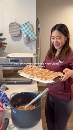 Skillflo | Interview & Case Coach on Instagram: "Finals and recruiting week had me cooked, but somehow we still made time to eat, and yes, that included some serious brain food. 🥪📚 Balancing interviews, case prep, and classes isn’t easy, I’ve learned the trick is to sneak in small wins whenever you can. Even 10–15 minutes of Skillflo prep between readings or meetings adds up and keeps me sharp without burning out. It’s all about staying consistent, not perfect. One bad morning doesn’t ruin you