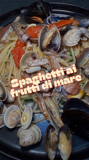 Pizzeria I Buongustai on Instagram: "Nunzio prende la padella e fa quello che sa fare meglio: trasformare il pesce buono in magia. Il segreto non è esagerare, ma rispettare: la pasta giusta, l’aglio al punto preciso, i frutti di mare freschissimi e quella cremina che parla da sola. Questo piatto nasce così: tecnica, attenzione e materia prima scelta ogni mattina da chi il mare lo conosce davvero. Perché quando parti dal pesce vero, non hai bisogno di effetti speciali. 🍝 Spaghetti ai frutti di m