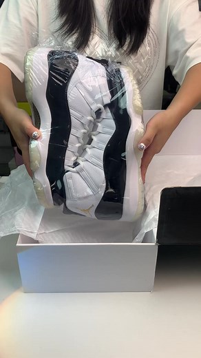 #shoegrab #sneakers #sneakerheasneakeraddict #sneakercollector #kicksoftheday #airjordans #woyft #sneakergram #nicekicks #complexkicks #kicksonfire #inmyjs #wearyourkicks #sneakerfam #solecollector #sneakerholics #asmrcleaning #shoecleaning #jordan1 #sneakerhead #sneakeraddict #jordan #dunk #shoerepair #asmr