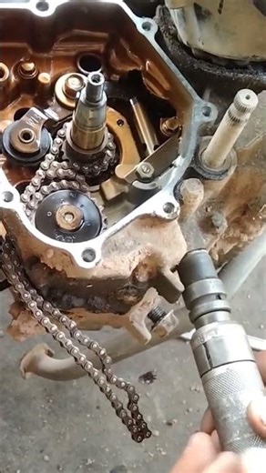 Removing the motorcycle oil pump tensioner adjustment bolt #incujin