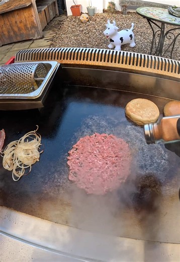 POV: customer ordered the bacon single 🥓 🍔 #smashburger #bacon #outdoorcooking