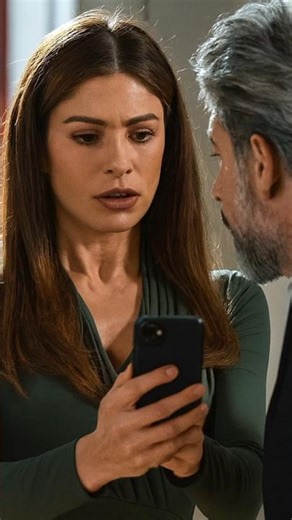 Armida receives a message from Rogério and, frightened, shows it to Ferette. #threegraces #soapop...