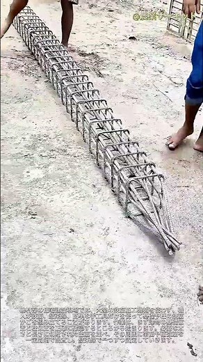 この巧みな鉄筋テクニックが、強固な深層基礎を実現します。地方の建築業者が手作業で重量級の鉄筋基礎ケージを組み立てる様子をご覧ください（DIYでの地方住宅建設、鉄筋結束および柱の施工）。