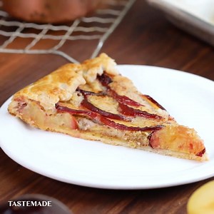 Cette tarte fine ne compte pas pour des prunes ! 😍 Ingrédients et recettes 👇 Pour la pâte : 340 g de farine 1 cuillère à soupe de sucre 1 pincée de sel 115 g de beurre froid coupé en dés 6 cuillères à soupe d’eau froide Pour la garniture : 130 g de beurre 50 g de sucre 2 œufs 150 g de poudre d’amandes 1 cuillère à soupe de rhum brun 1 demi-cuillère à café d’extrait de vanille 1 demi-cuillère à café d’extrait d’amande (facultatif) 1 pincée de sel 7 (ou plus) prunes, dénoyautées en coupées en tr