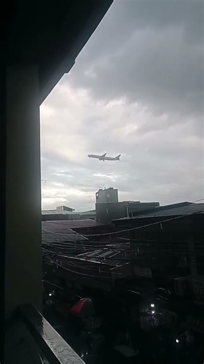 GO AROUND: Watch this Emirates B777 Flight Go around due to bad weather