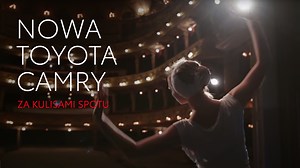 Nowa reklama Toyoty Camry zachwyca nie tylko wizualnie, ale też muzycznie. Otrzymaliśmy wiele pytań dotyczących utworu wykorzystanego w spocie. Zobacz wideo zza kulis, w którym znakomita sopranistka Joanna Freszel opowie o tworzeniu nagrania i zdradzi nazwę utworu. | Toyota Polska