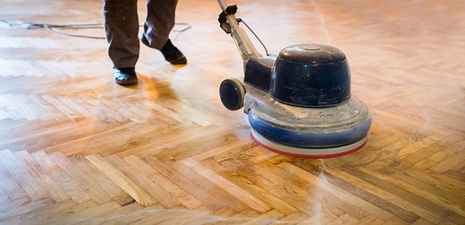 Gulvafslibning og gulvafhøvling: Prisberegner per m2 [2025]