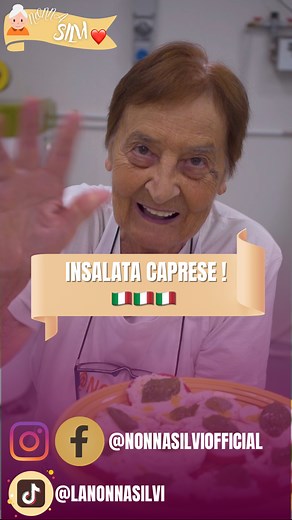 Insalata caprese ! L’insalata caprese è uno dei piatti più mangiati in italia durante il periodo estivo ☀️🇮🇹È un piatto semplice genuino e nutriente!Ingredienti 500gr di mozzarella ( noi abbiamo utilizzato la mozzarella di bufala )2/3 pomodori da insalata belli maturi BasilicoOlioSale Pepe PreparazioneTagliate a fette i pomodori Tagliate a fette la mozzarella Disponiamo la mozzarella tagliata a fette sui pomodori , mettiamo una fogliolina di basilico Un filo d’olio il sale e il pepe e mangiamo