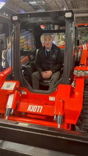 🚜 KIOTI SL750 SKID STEER – SMALL BUT MIGHTY🚜 Don’t let the size fool you… this Kioti SL750 punches well above its weight 💪 Perfect for yards, farms, sites, and anywhere you need a machine that actually does what you ask it to. ✔ Lifts like it’s had its Weetabix ✔ Fits where bigger machines won’t ✔ Diesel-powered grunt (no excuses, just work) ✔ Turns tight, works hard, doesn’t complain Ideal for: 🐄 Farm yards 🏗️ Building sites 🌱 Landscaping 📦 Shifting anything you don’t fancy lifting yours