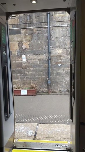Class 801 LNER aZuma doors closing at haymakert platform 1