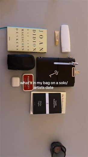 I recently read ‚M Train’ by Patti Smith, where she described being on an airplane without any book and how she immediately felt trapped. That’s exactly how I feel when I’m alone without a book. #bagtour #whatsinmybag #journals #books #solodate