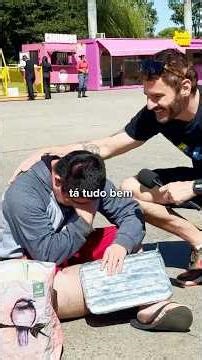 MENINO VAI ÀS LÁGRIMAS AO GANHAR 1000 REAIS