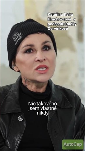 Je vším, čím chce, bez ohledu na to, co tomu řeknou lidé. A je v tom zdanlivem chaosu autentická.