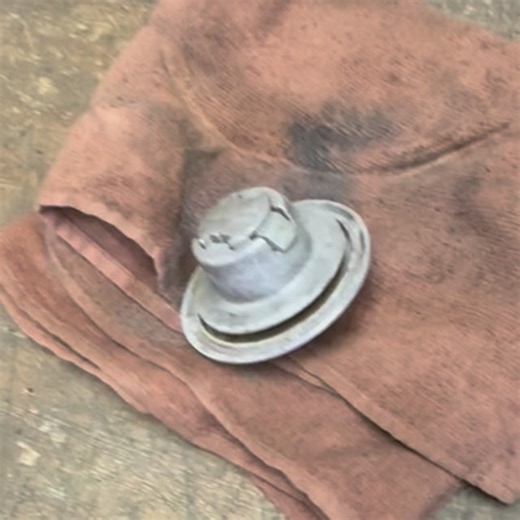 1.3K views · 16 reactions | I wanted to fix a gas cap that was so stuck it wouldn't move at all, but ultrasonic cleaners, kerosene soaks, heated rust remover, and strong carb cleaners all had no effect. I heated it in an oven set to 170°C for about 30 minutes, then sprayed it with Rust Penetrant while turning the keyhole, and it gradually began to move, so I was able to fix it. | Ｂｏｐｓ【バップス】 | Facebook