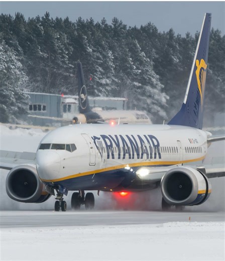 Dramatic Landing of Ryanair Boeing 737 in Snow