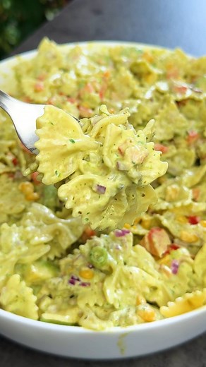 Ultimate Tuna Salad🤤 Easy, quick and most importantly, the tastiest tuna pasta salad! 😍 If you're looking for an easy lunch that's both delicious and well balanced, this is it! 🔥 Ingredients: Pasta Tuna Red onion Green onion Red bell pepper Corn Avocado Greek yogurt Light mayonnaise Dijon mustard Lemon juice Dill Salt & pepper Calories : 523kcal Protein : 33g Carbs : 39g Fat : 28g The full recipe is in my Healthy and Happy Cookbook, link in bio✨ I hope you like it! James❤️ #pasta #tuna #delic