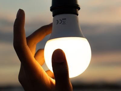 Mom warns baby girl that loadshedding will start soon