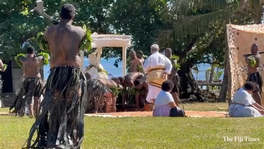 #FijiTimesNews | Turaga na Tui Nayau Ratu Tevita Uluilakeba Mara is being carried by his warriors. He is being carried towards the sea for his traditional bath. #Fiji #FijiNews 🎥SERAFINA SILAITOGA | The Fiji Times