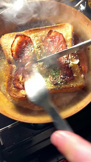 食パンを鍋で焼くベーコンエッグトースト｜厚切りパンアレンジレシピ