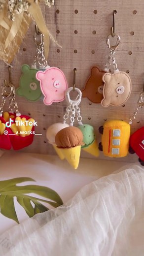 手作りフェルトキーホルダー：可愛いカップルキーチェーンの作り方