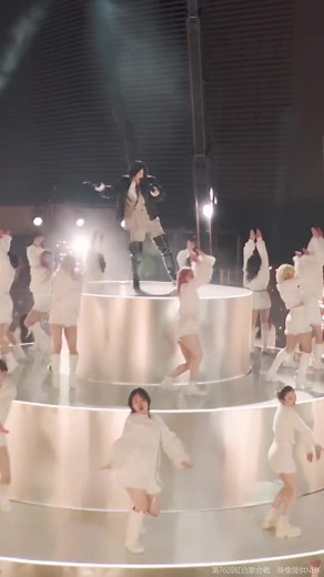 米津玄師の「IRIS OUT」ライブパフォーマンス