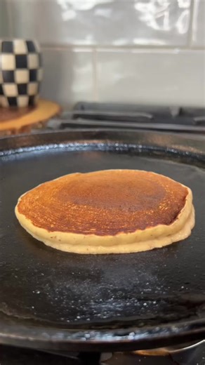 This is my go-to protein pancake recipe using @DrinkOrgain Organic Protein Powder. I love using Orgain because they use real food ingredients with no artificial additives, sweeteners, or flavors. Plus, every serving is loaded with 21g of protein and 5g of prebiotic fiber. It’s the absolutely perfect way to start your day with clean, organic energy. Here’s the pancake recipe: 1 flax egg (1 tablespoon flaxseed meal 3 tablespoons water) 1 1/4 cups (170g) all-purpose flour 2 scoops of vanilla Orgain