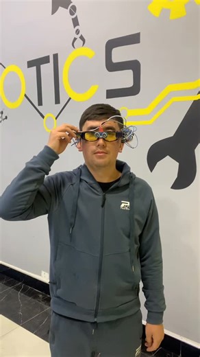 Diyorbek Tursunov on Instagram: "👓 “AQILLI KO’ZOYNAK” — TO’SIQLARNI OVOZ ORQALI BILISH! (Smart Glasses for the Visually Impaired) Ushbu loyiha ko’zi ojiz va ko’rish qobiliyati zaif insonlarning kundalik hayotini yengillashtirish hamda ularning harakatlanish xavfsizligini ta’minlash maqsadida yaratilgan. 🌟 🧐 Loyiha nima vazifani bajaradi? (What does the project do?) Bu shunchaki ko’zoynak emas, balki yuqori texnologiyali yordamchidir! U infraqizil va ultratovushli datchiklar yordamida yo’ldagi