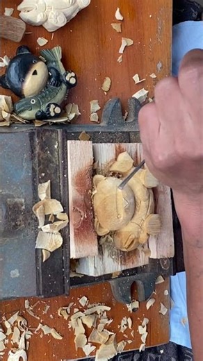 Carving of a bear hugging a fish #cavingwood