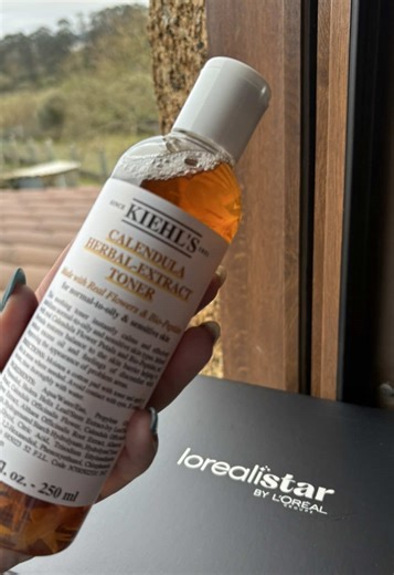 #Publi Hace unas semanas ya os hablé de este tónico de Kiehl’s y lo mucho que me gustaba 🌿 Y ahora he podido volver a probarlo (¿reformulado? 👀) Sigue dejando la piel calmada, fresca y sin rojeces 🫧 Literalmente el paso que hace que TODO lo demás funcione mejor 💧 Si tienes la piel sensible o se te altera fácil… necesitas esto @Kiehl’s ES #c#calendulakiehlsxlorealistark#kiehlsspainc#calendulatonerlorealistarspain